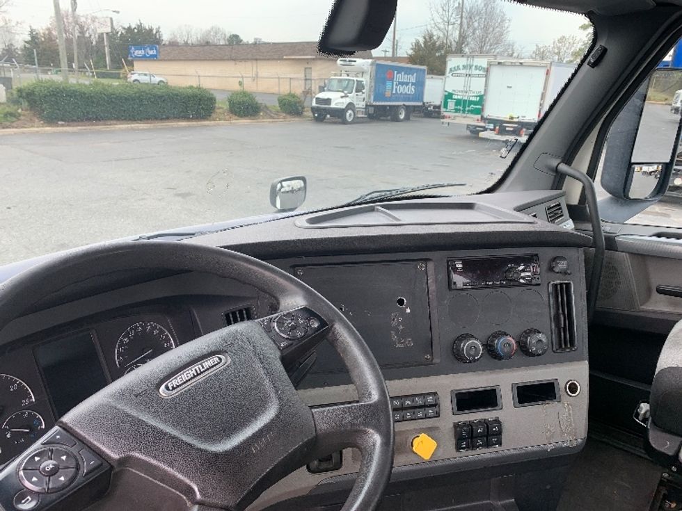 Day Cab Tractor-Heavy Duty Tractors-Freightliner-2019-T12664ST-Charlotte-NC-511,570\n\t\tmiles-$ 44,250 - Image 10