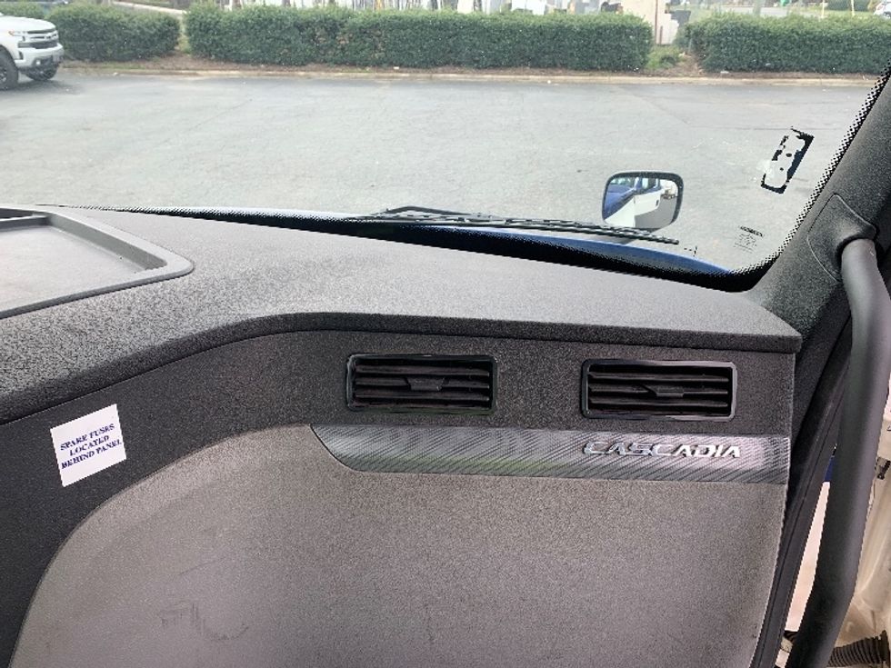 Day Cab Tractor-Heavy Duty Tractors-Freightliner-2019-T12664ST-Charlotte-NC-511,570\n\t\tmiles-$ 44,250 - Image 13