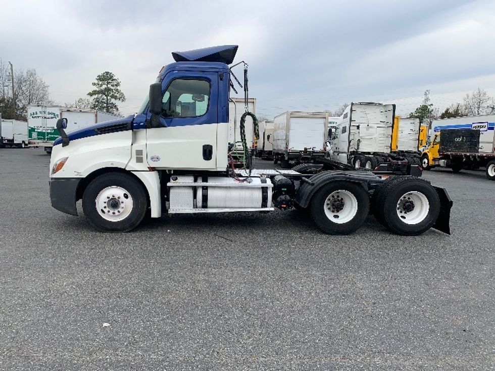 Day Cab Tractor-Heavy Duty Tractors-Freightliner-2019-T12664ST-Charlotte-NC-511,570\n\t\tmiles-$ 44,250 - Image 4