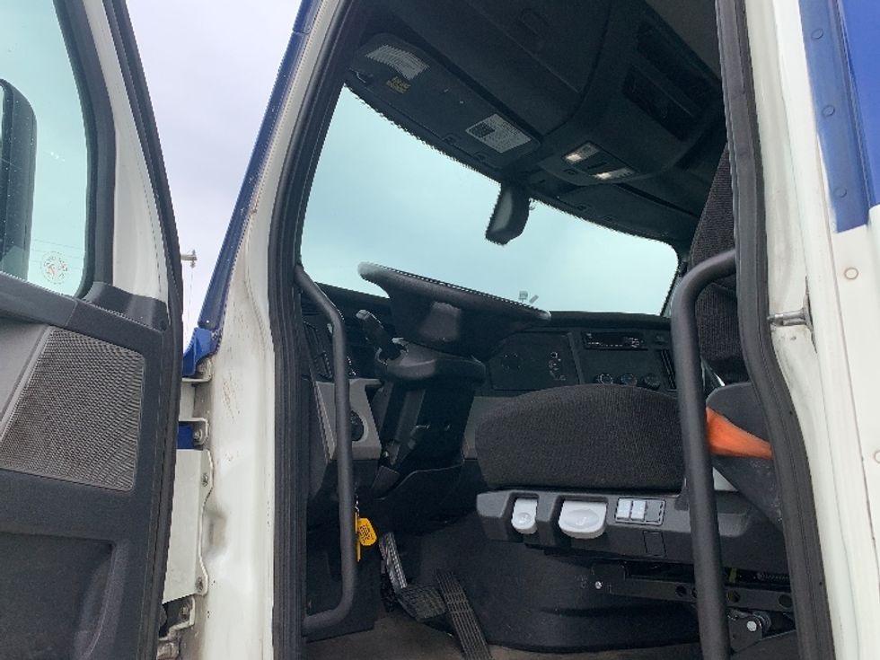 Day Cab Tractor-Heavy Duty Tractors-Freightliner-2019-T12664ST-Charlotte-NC-511,570\n\t\tmiles-$ 44,250 - Image 9