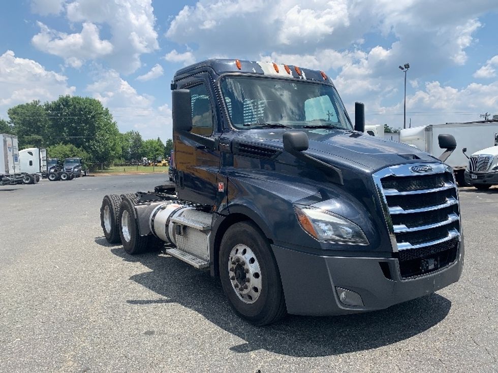 Day Cab Tractor-Heavy Duty Tractors-Freightliner-2019-T12664ST-Charlotte-NC-521,128\n\t\tmiles-$ 48,250 - Image 1