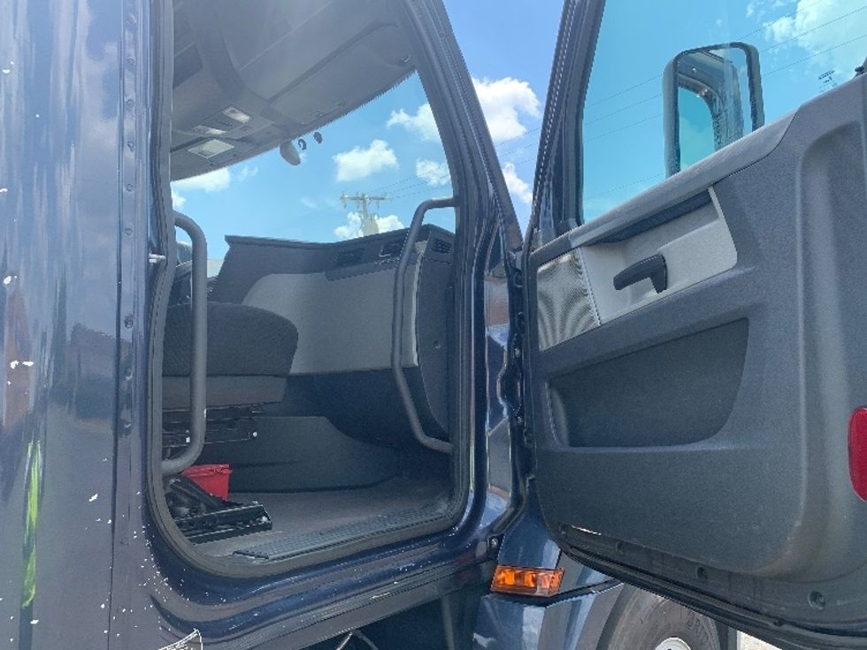 Day Cab Tractor-Heavy Duty Tractors-Freightliner-2019-T12664ST-Charlotte-NC-521,128\n\t\tmiles-$ 48,250 - Image 12