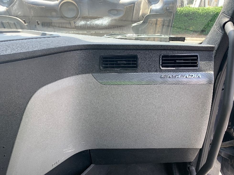 Day Cab Tractor-Heavy Duty Tractors-Freightliner-2019-T12664ST-Charlotte-NC-521,128\n\t\tmiles-$ 48,250 - Image 13