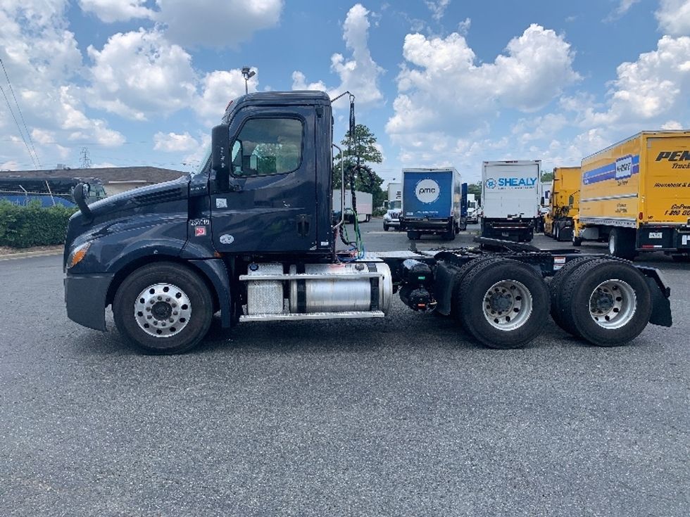 Day Cab Tractor-Heavy Duty Tractors-Freightliner-2019-T12664ST-Charlotte-NC-521,128\n\t\tmiles-$ 48,250 - Image 4