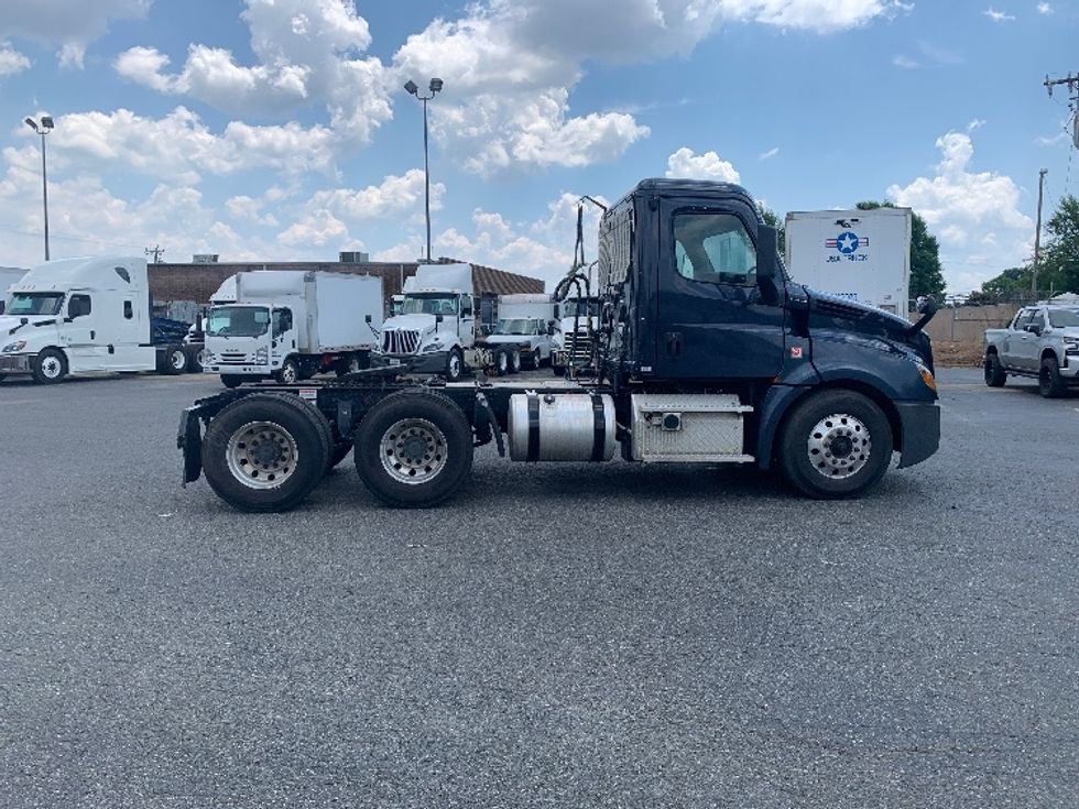 Day Cab Tractor-Heavy Duty Tractors-Freightliner-2019-T12664ST-Charlotte-NC-521,128\n\t\tmiles-$ 48,250 - Image 8