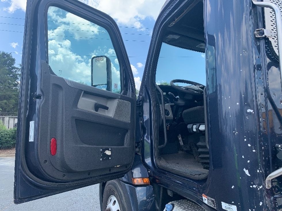 Day Cab Tractor-Heavy Duty Tractors-Freightliner-2019-T12664ST-Charlotte-NC-521,128\n\t\tmiles-$ 48,250 - Image 9