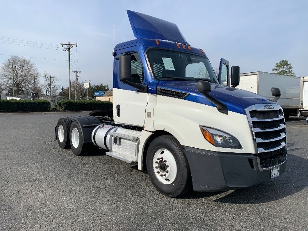 Day Cab Tractor-Heavy Duty Tractors-Freightliner-2019-T12664ST-Charlotte-NC-528,900\n\t\tmiles-$ 39,500 - Image 1
