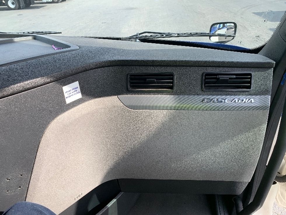 Day Cab Tractor-Heavy Duty Tractors-Freightliner-2019-T12664ST-Charlotte-NC-528,900\n\t\tmiles-$ 39,500 - Image 13