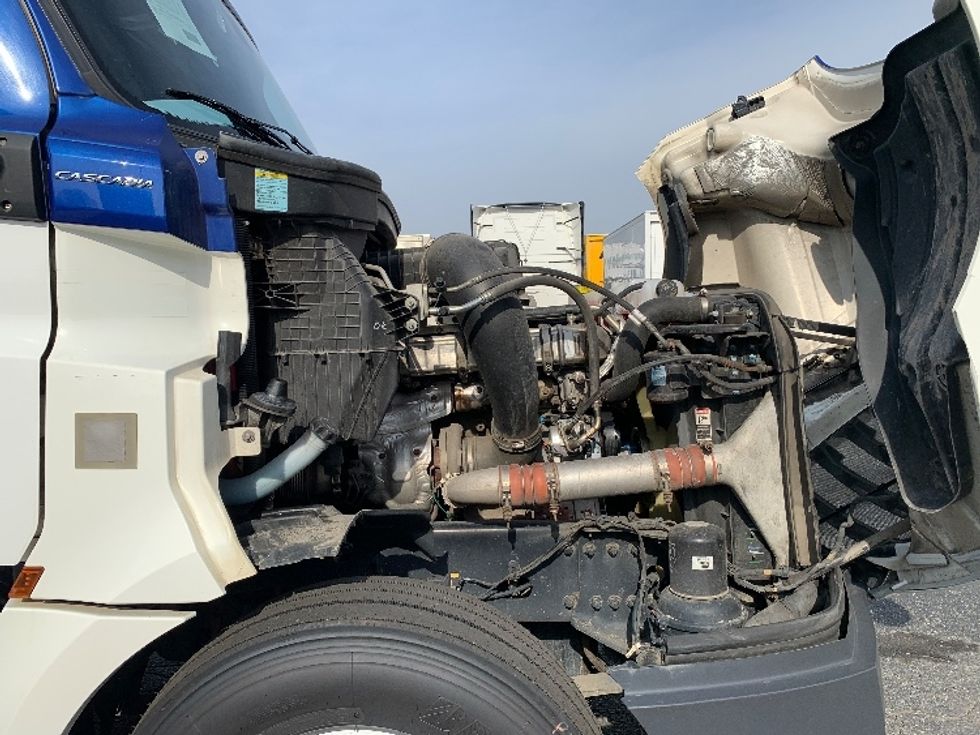 Day Cab Tractor-Heavy Duty Tractors-Freightliner-2019-T12664ST-Charlotte-NC-528,900\n\t\tmiles-$ 39,500 - Image 15