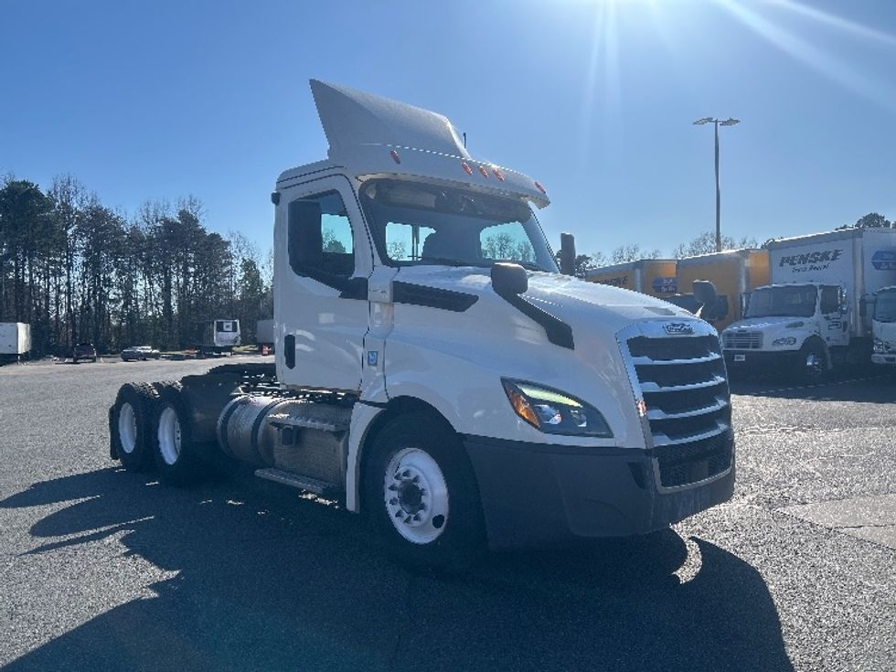 Day Cab Tractor-Heavy Duty Tractors-Freightliner-2019-T12664ST-Charlotte-NC-557,831\n\t\tmiles-$ 35,500 - Image 1