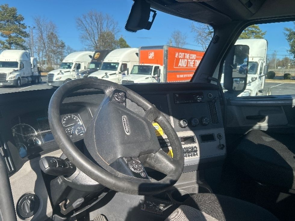 Day Cab Tractor-Heavy Duty Tractors-Freightliner-2019-T12664ST-Charlotte-NC-557,831\n\t\tmiles-$ 35,500 - Image 10