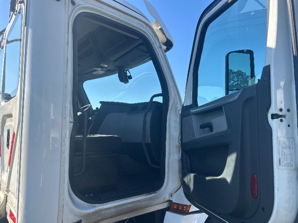 Day Cab Tractor-Heavy Duty Tractors-Freightliner-2019-T12664ST-Charlotte-NC-557,831\n\t\tmiles-$ 35,500 - Image 12