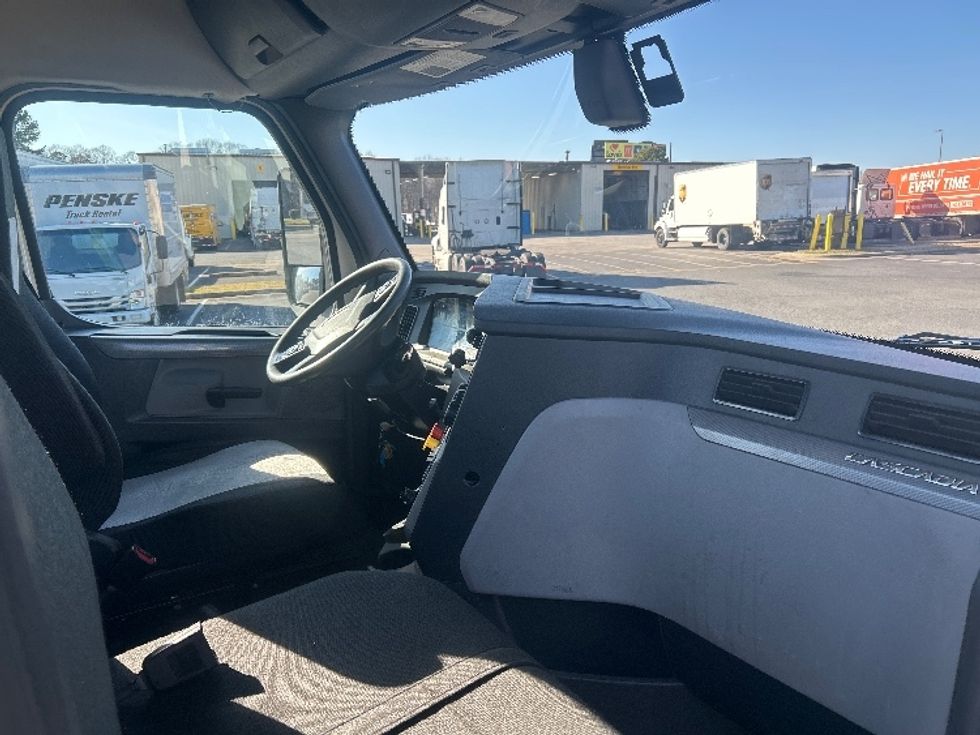 Day Cab Tractor-Heavy Duty Tractors-Freightliner-2019-T12664ST-Charlotte-NC-557,831\n\t\tmiles-$ 35,500 - Image 14