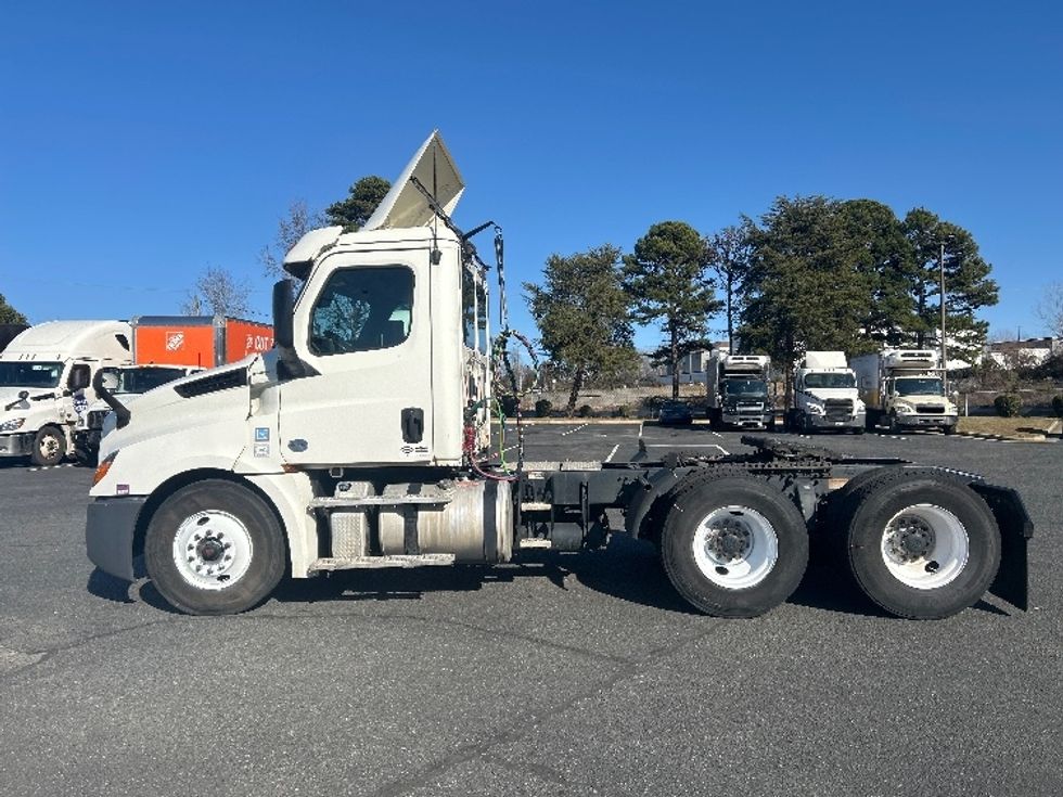 Day Cab Tractor-Heavy Duty Tractors-Freightliner-2019-T12664ST-Charlotte-NC-557,831\n\t\tmiles-$ 35,500 - Image 4