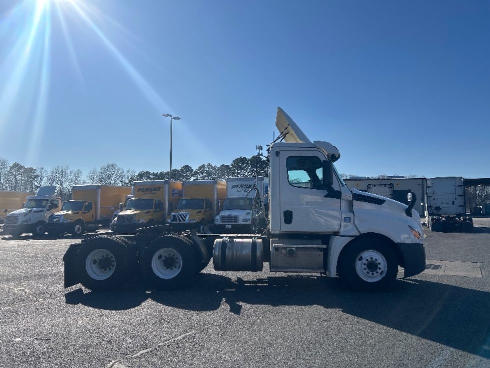 Day Cab Tractor-Heavy Duty Tractors-Freightliner-2019-T12664ST-Charlotte-NC-557,831\n\t\tmiles-$ 35,500 - Image 8