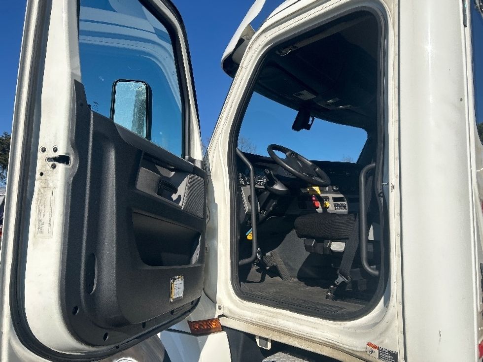Day Cab Tractor-Heavy Duty Tractors-Freightliner-2019-T12664ST-Charlotte-NC-557,831\n\t\tmiles-$ 35,500 - Image 9