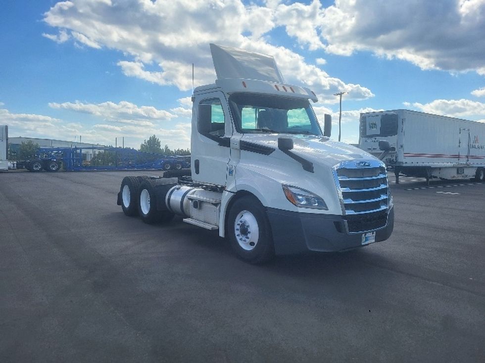 Day Cab Tractor-Heavy Duty Tractors-Freightliner-2019-T12664ST-Charlotte-NC-569,545\n\t\tmiles-$ 33,000 - Image 1