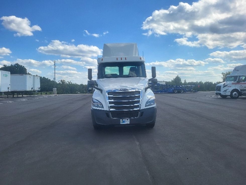Day Cab Tractor-Heavy Duty Tractors-Freightliner-2019-T12664ST-Charlotte-NC-569,545\n\t\tmiles-$ 33,000 - Image 2