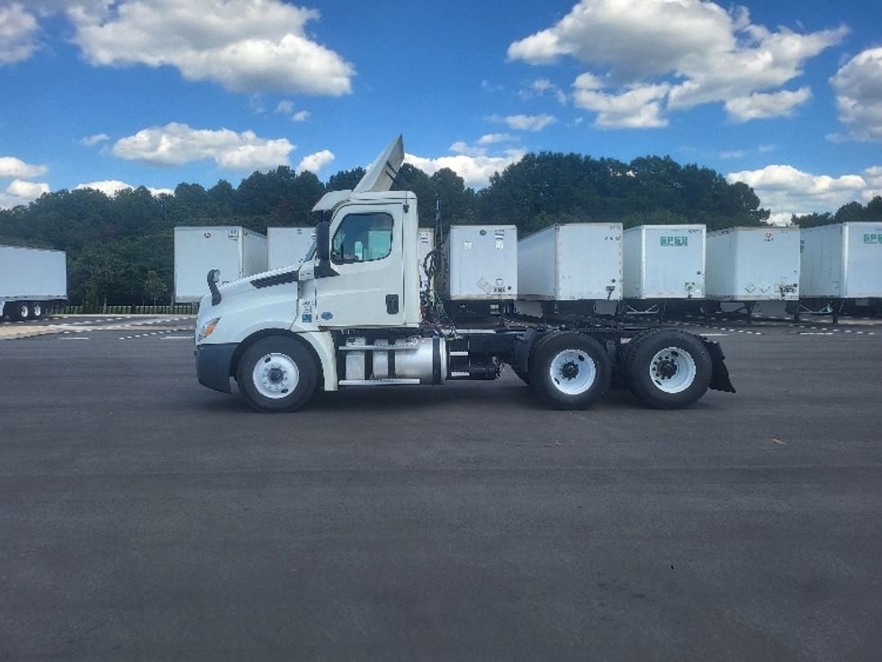 Day Cab Tractor-Heavy Duty Tractors-Freightliner-2019-T12664ST-Charlotte-NC-569,545\n\t\tmiles-$ 33,000 - Image 4