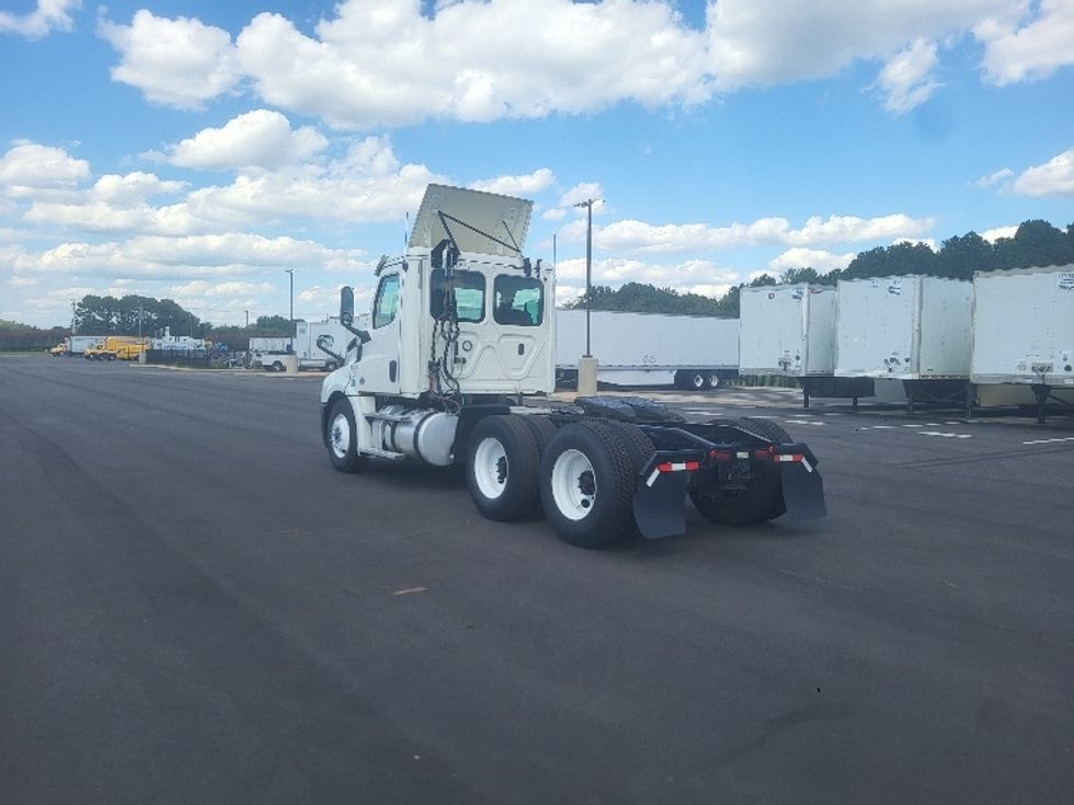 Day Cab Tractor-Heavy Duty Tractors-Freightliner-2019-T12664ST-Charlotte-NC-569,545\n\t\tmiles-$ 33,000 - Image 5