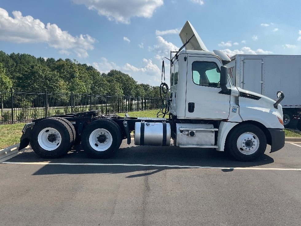 Day Cab Tractor-Heavy Duty Tractors-Freightliner-2019-T12664ST-Charlotte-NC-569,545\n\t\tmiles-$ 33,000 - Image 8