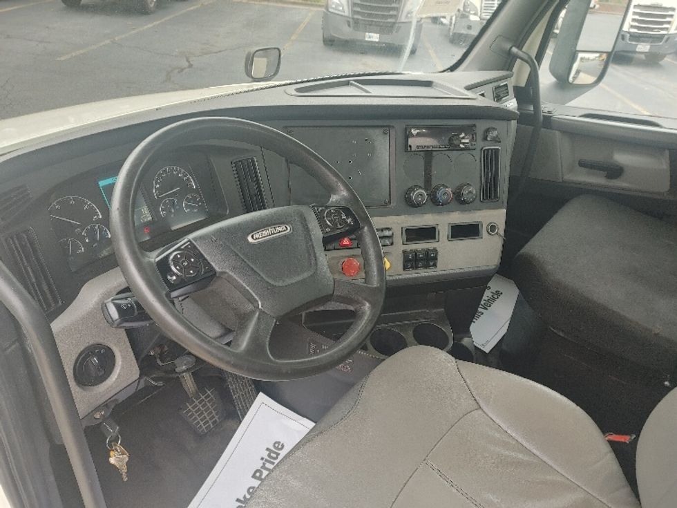 Day Cab Tractor-Heavy Duty Tractors-Freightliner-2019-T12664ST-Charlotte-NC-586,097\n\t\tmiles-$ 31,500 - Image 10
