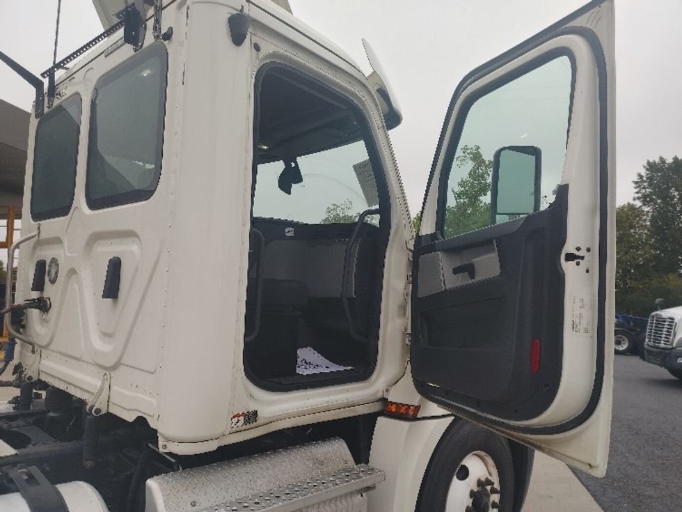 Day Cab Tractor-Heavy Duty Tractors-Freightliner-2019-T12664ST-Charlotte-NC-586,097\n\t\tmiles-$ 31,500 - Image 12