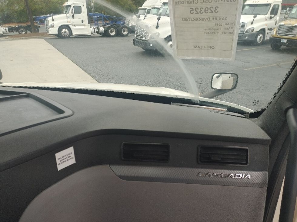 Day Cab Tractor-Heavy Duty Tractors-Freightliner-2019-T12664ST-Charlotte-NC-586,097\n\t\tmiles-$ 31,500 - Image 13