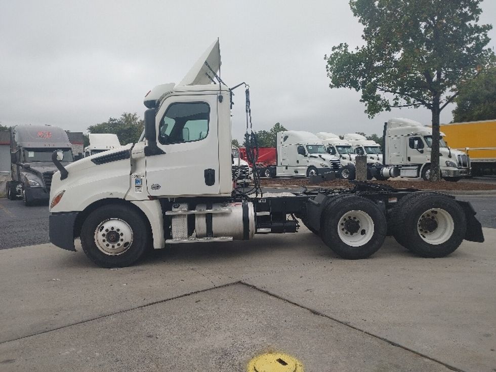 Day Cab Tractor-Heavy Duty Tractors-Freightliner-2019-T12664ST-Charlotte-NC-586,097\n\t\tmiles-$ 31,500 - Image 4