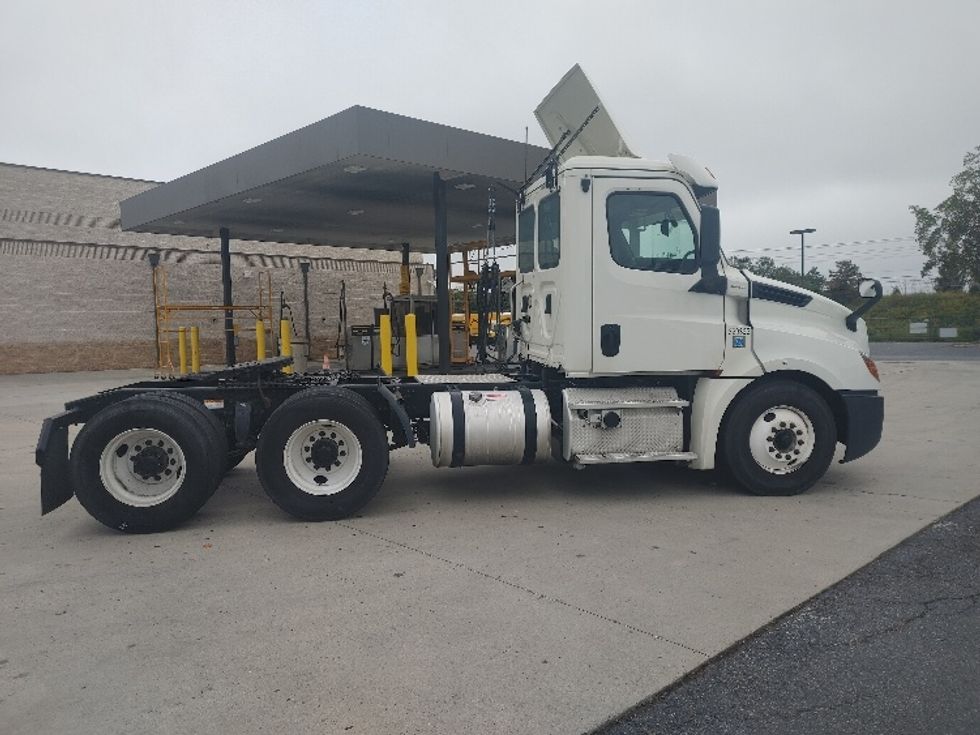 Day Cab Tractor-Heavy Duty Tractors-Freightliner-2019-T12664ST-Charlotte-NC-586,097\n\t\tmiles-$ 31,500 - Image 8