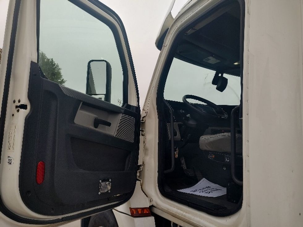 Day Cab Tractor-Heavy Duty Tractors-Freightliner-2019-T12664ST-Charlotte-NC-586,097\n\t\tmiles-$ 31,500 - Image 9