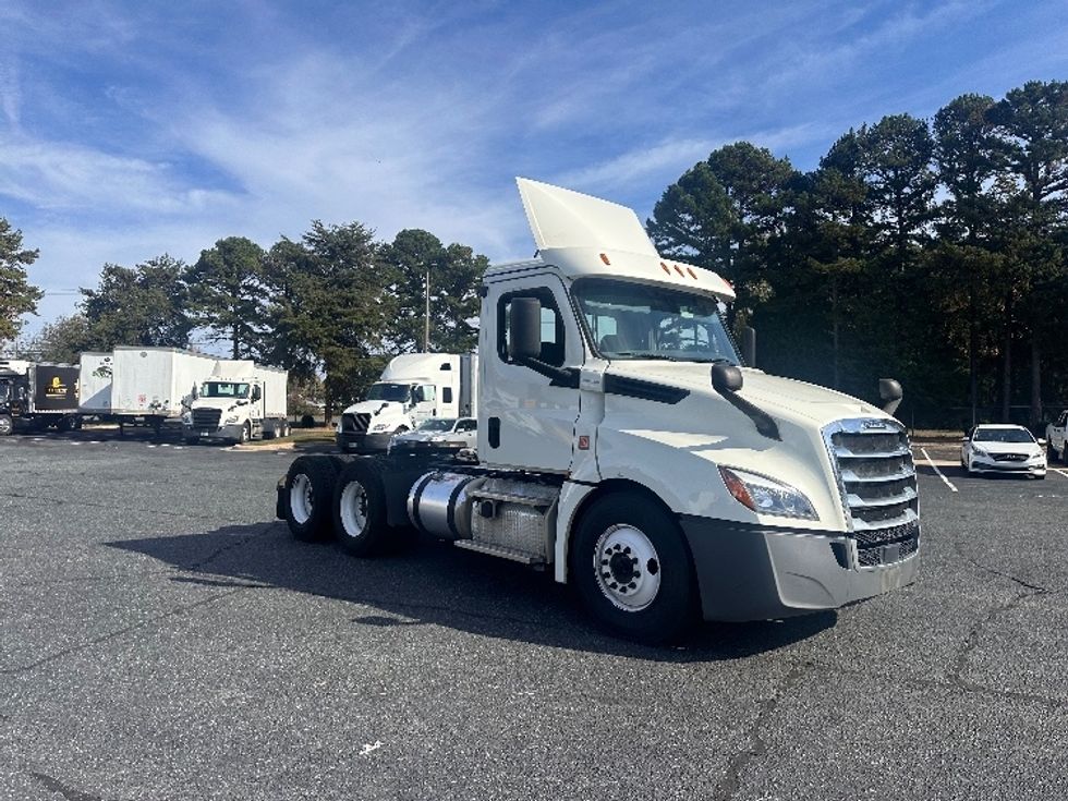 Day Cab Tractor-Heavy Duty Tractors-Freightliner-2019-T12664ST-Charlotte-NC-619,437\n\t\tmiles-$ 36,000 - Image 1