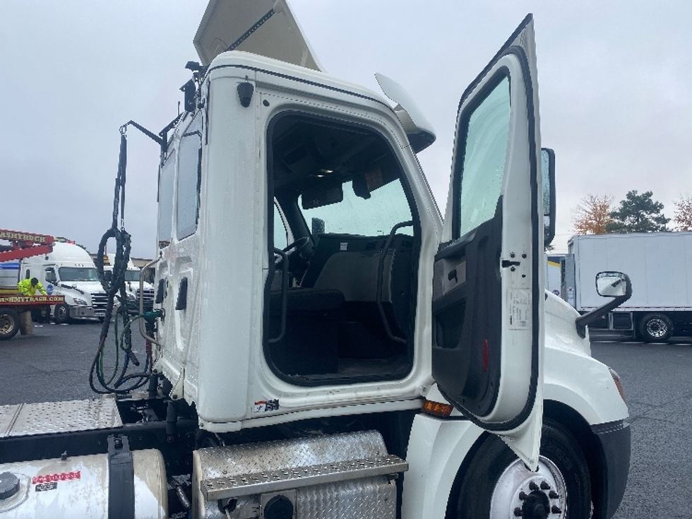 Day Cab Tractor-Heavy Duty Tractors-Freightliner-2019-T12664ST-Charlotte-NC-619,437\n\t\tmiles-$ 36,000 - Image 12