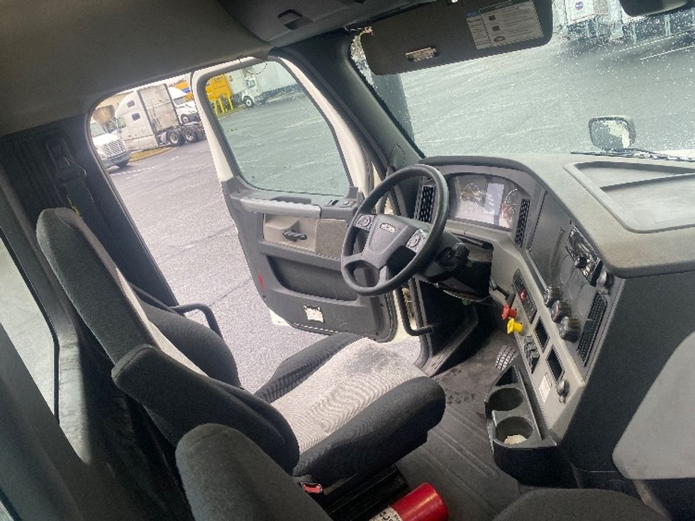 Day Cab Tractor-Heavy Duty Tractors-Freightliner-2019-T12664ST-Charlotte-NC-619,437\n\t\tmiles-$ 36,000 - Image 14