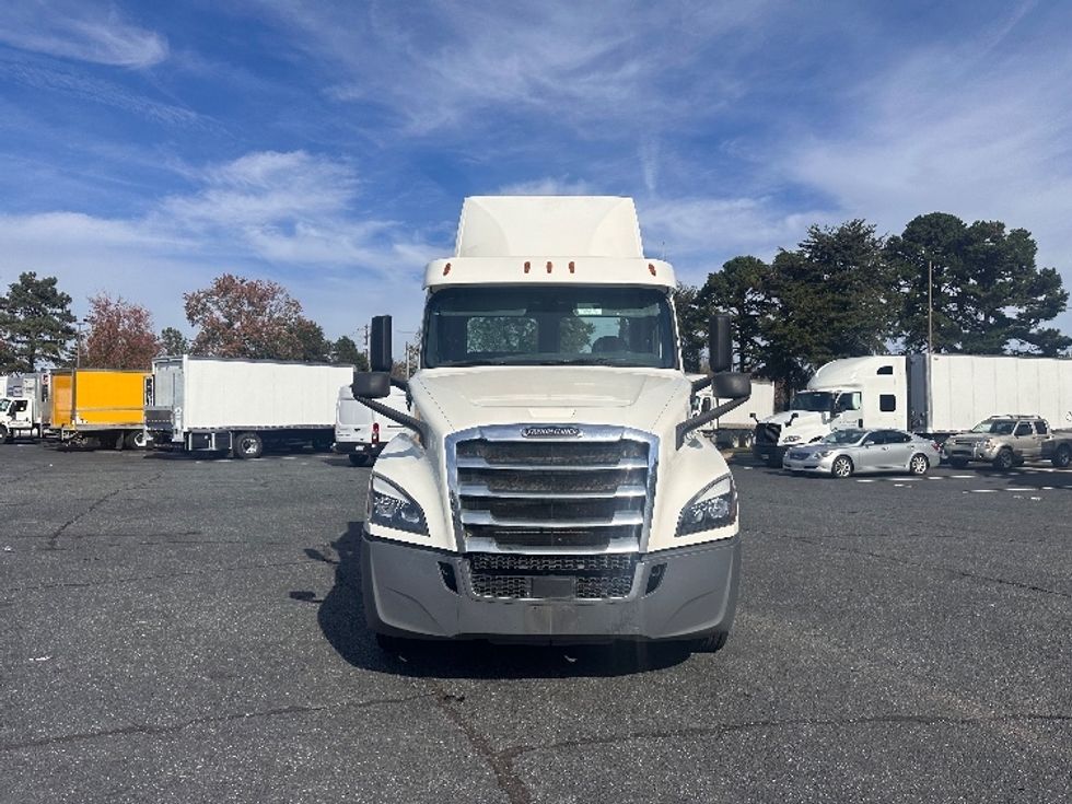 Day Cab Tractor-Heavy Duty Tractors-Freightliner-2019-T12664ST-Charlotte-NC-619,437\n\t\tmiles-$ 36,000 - Image 2