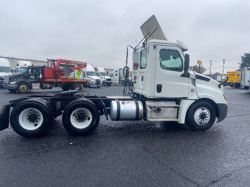Day Cab Tractor-Heavy Duty Tractors-Freightliner-2019-T12664ST-Charlotte-NC-619,437\n\t\tmiles-$ 36,000 - Image 8