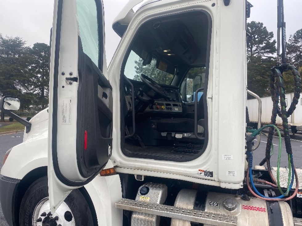 Day Cab Tractor-Heavy Duty Tractors-Freightliner-2019-T12664ST-Charlotte-NC-619,437\n\t\tmiles-$ 36,000 - Image 9