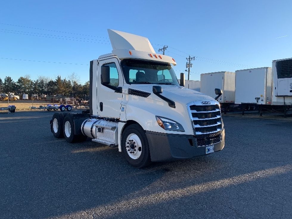 Day Cab Tractor-Heavy Duty Tractors-Freightliner-2019-T12664ST-Charlotte-NC-702,744\n\t\tmiles-$ 23,250 - Image 1