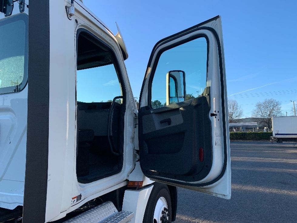 Day Cab Tractor-Heavy Duty Tractors-Freightliner-2019-T12664ST-Charlotte-NC-702,744\n\t\tmiles-$ 23,250 - Image 12