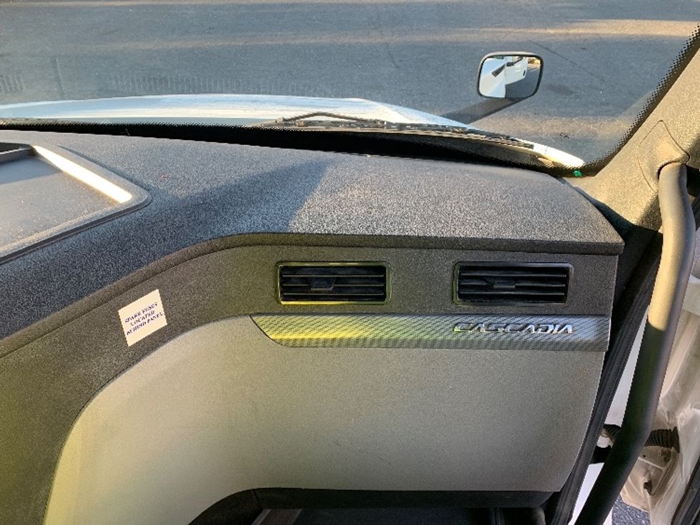 Day Cab Tractor-Heavy Duty Tractors-Freightliner-2019-T12664ST-Charlotte-NC-702,744\n\t\tmiles-$ 23,250 - Image 13