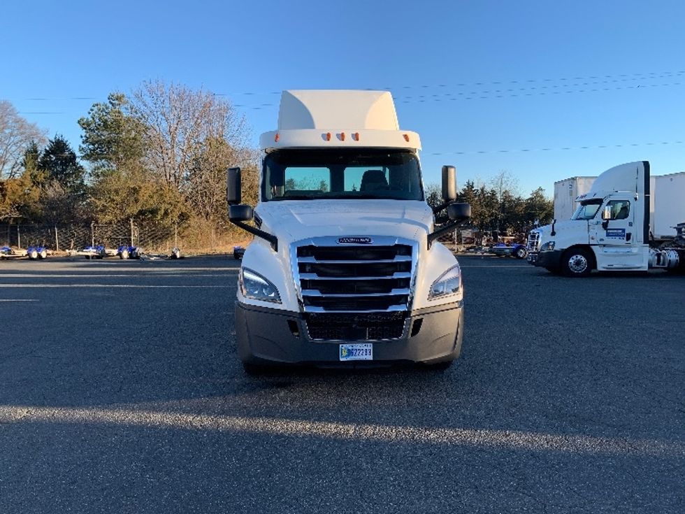 Day Cab Tractor-Heavy Duty Tractors-Freightliner-2019-T12664ST-Charlotte-NC-702,744\n\t\tmiles-$ 23,250 - Image 2