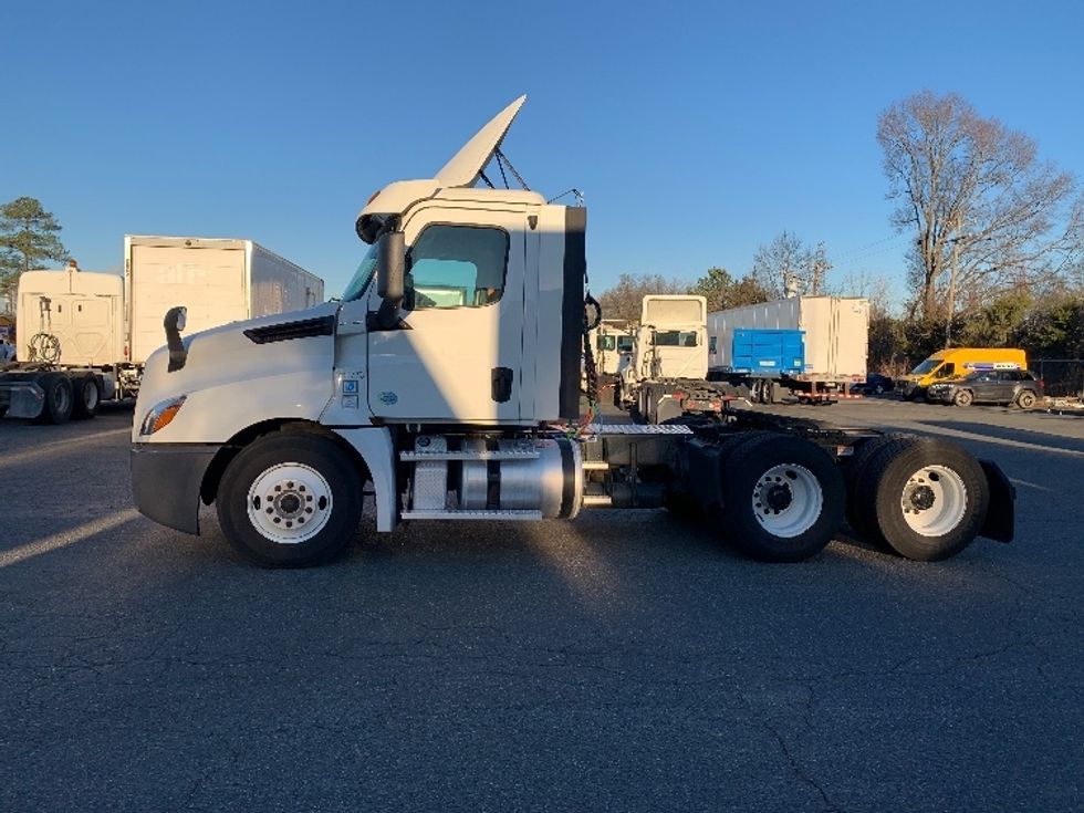 Day Cab Tractor-Heavy Duty Tractors-Freightliner-2019-T12664ST-Charlotte-NC-702,744\n\t\tmiles-$ 23,250 - Image 4