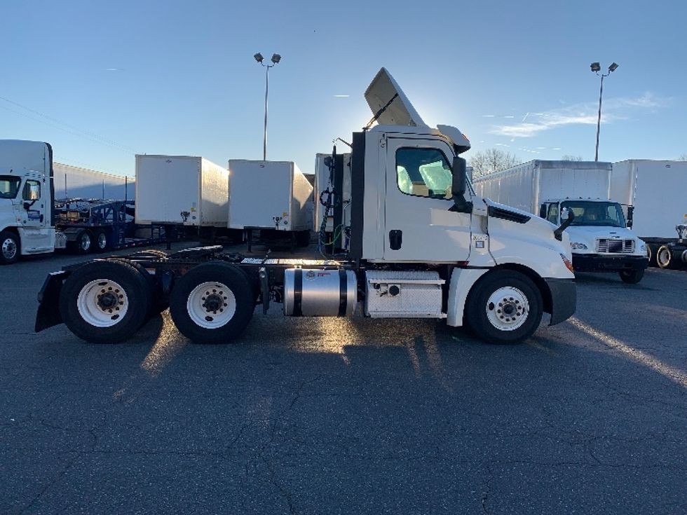 Day Cab Tractor-Heavy Duty Tractors-Freightliner-2019-T12664ST-Charlotte-NC-702,744\n\t\tmiles-$ 23,250 - Image 8