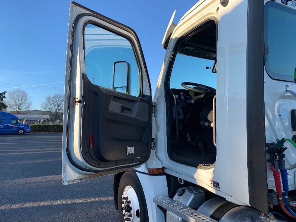 Day Cab Tractor-Heavy Duty Tractors-Freightliner-2019-T12664ST-Charlotte-NC-702,744\n\t\tmiles-$ 23,250 - Image 9