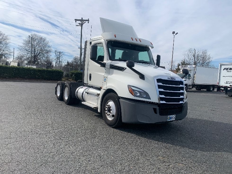 Day Cab Tractor-Heavy Duty Tractors-Freightliner-2019-T12664ST-Charlotte-NC-707,808\n\t\tmiles-$ 23,250 - Image 1