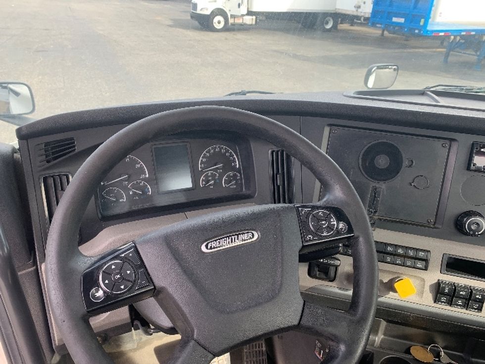 Day Cab Tractor-Heavy Duty Tractors-Freightliner-2019-T12664ST-Charlotte-NC-707,808\n\t\tmiles-$ 23,250 - Image 10