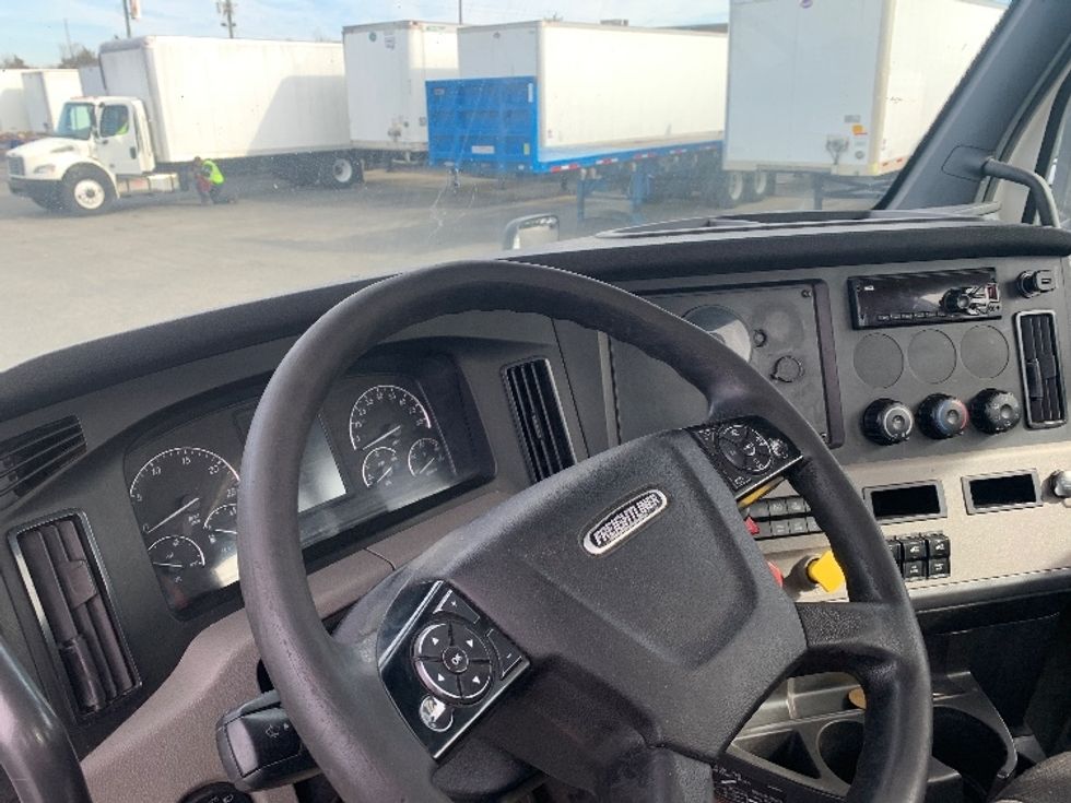Day Cab Tractor-Heavy Duty Tractors-Freightliner-2019-T12664ST-Charlotte-NC-707,808\n\t\tmiles-$ 23,250 - Image 11
