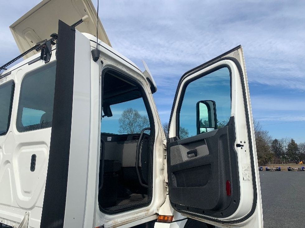 Day Cab Tractor-Heavy Duty Tractors-Freightliner-2019-T12664ST-Charlotte-NC-707,808\n\t\tmiles-$ 23,250 - Image 12