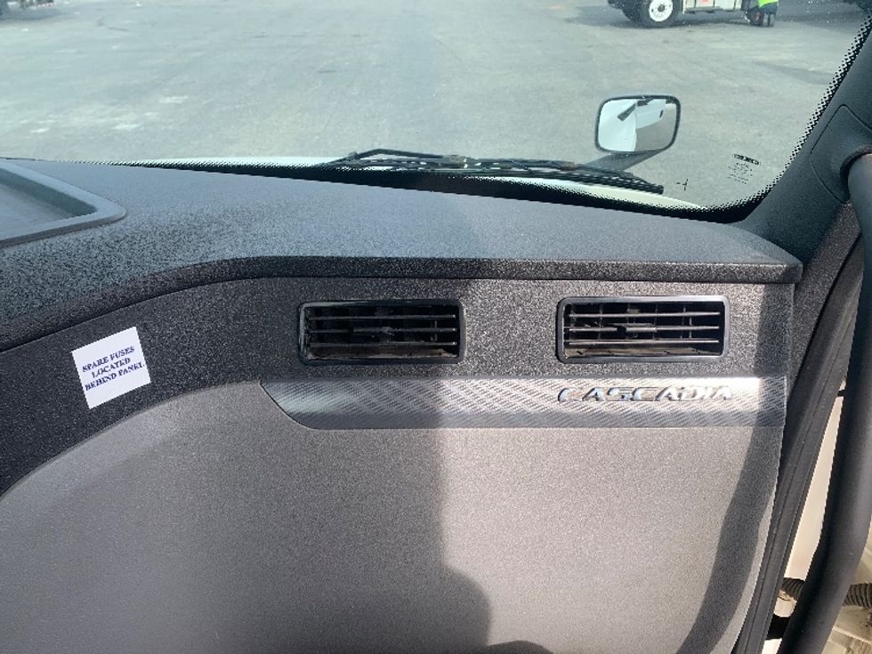 Day Cab Tractor-Heavy Duty Tractors-Freightliner-2019-T12664ST-Charlotte-NC-707,808\n\t\tmiles-$ 23,250 - Image 13