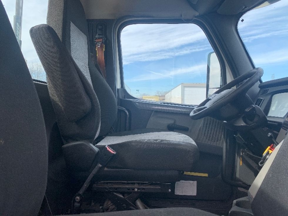 Day Cab Tractor-Heavy Duty Tractors-Freightliner-2019-T12664ST-Charlotte-NC-707,808\n\t\tmiles-$ 23,250 - Image 14